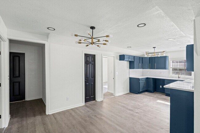 Foto del edificio - 1236 E 83rd Terrace