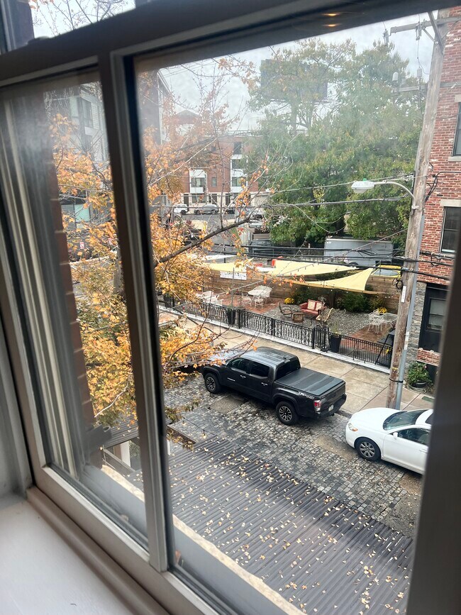 Foto del edificio - 129 W Laurel St