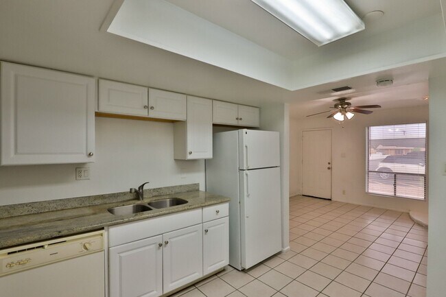 Foto del edificio - 8056 E Oak St