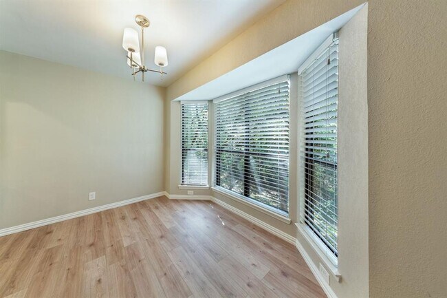 Foto del edificio - 4404 Travis Country Cir