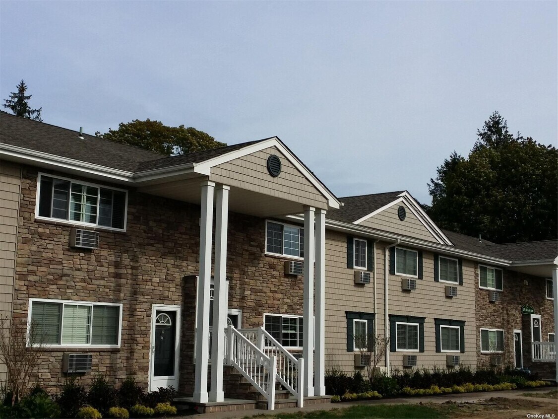 319 Brook Ave Unit 1A, Bay Shore, NY 11706 Apartment for Rent in Bay