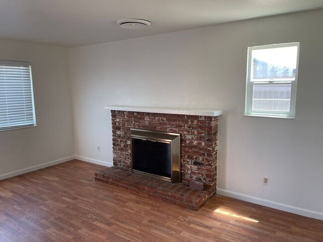 Building Photo - Oakdale Spacious 4 Bedroom 2 Bath Home