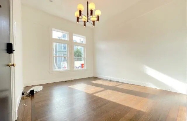 Unfurnished Living Room - 2924 Pine St