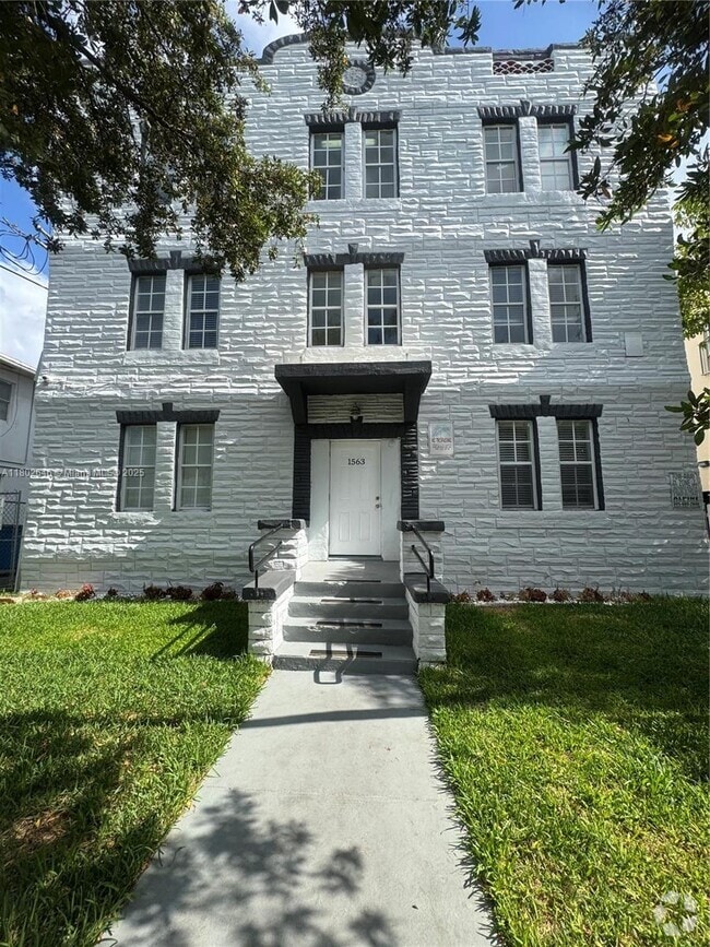 Building Photo - 1563 SW 2nd St