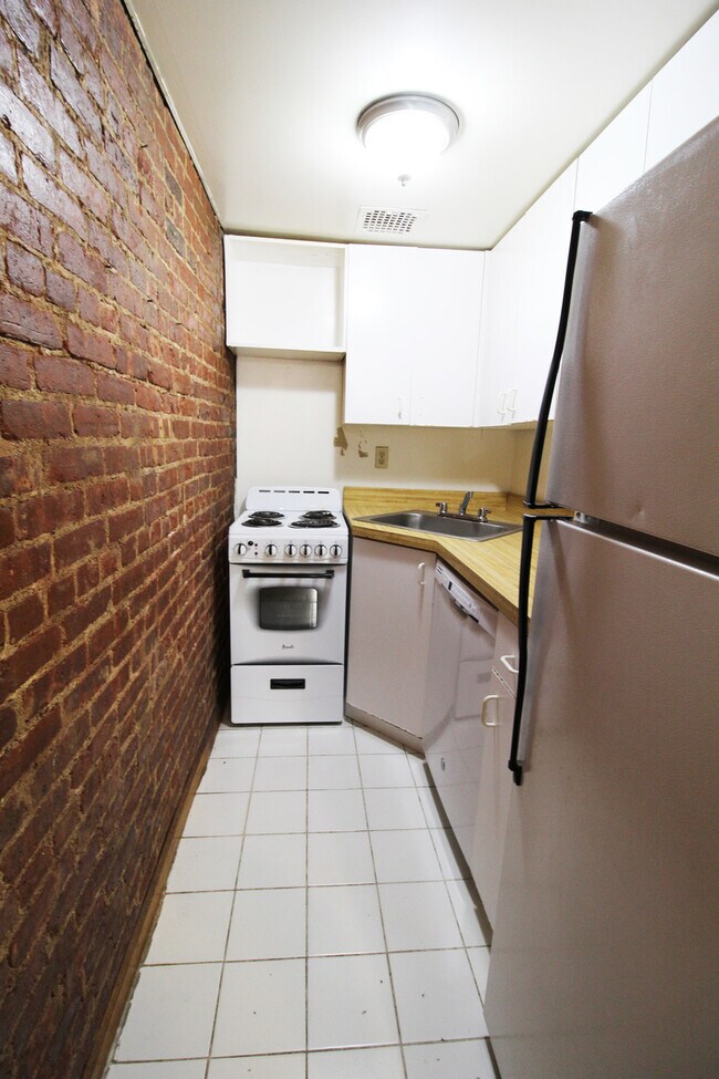 Building Photo - 123 W 77th St