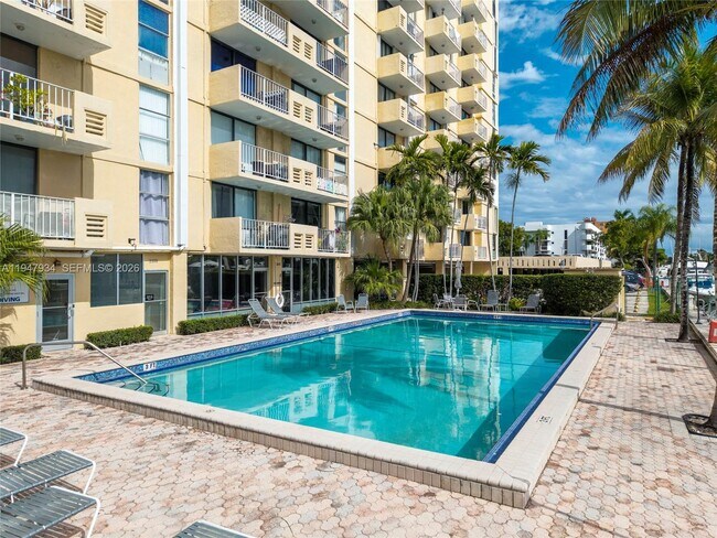 Foto del edificio - 2350 NE 135th St