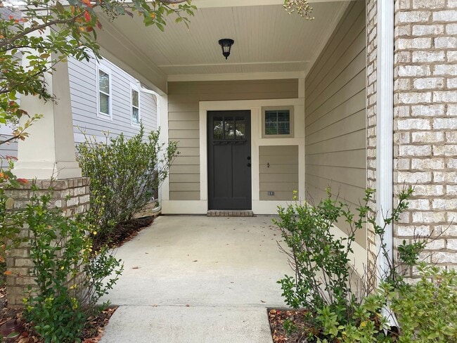 Building Photo - Spacious 2 car garage!