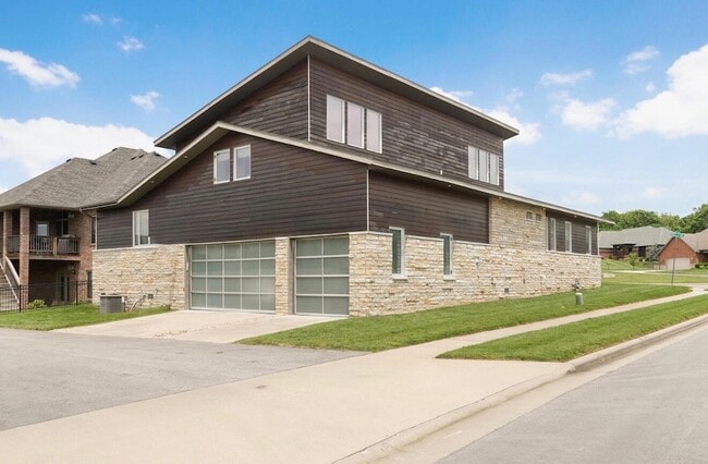 Building Photo - 3942 E Rosebrier St