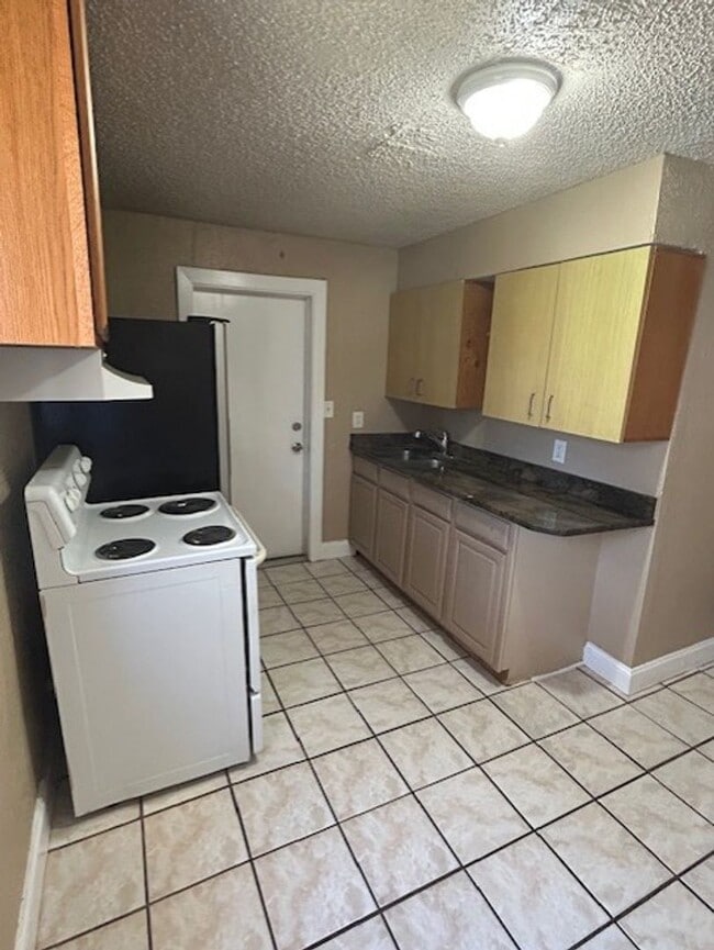 Foto del edificio - 2/1 available now!