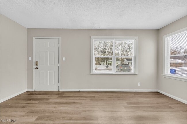 Foto del edificio - 2016 N Green Rd