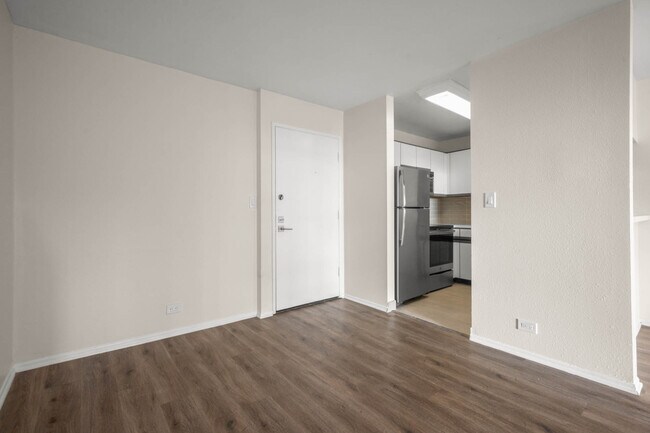 Building Photo - Spacious and Bright One Bedroom Featuring ...