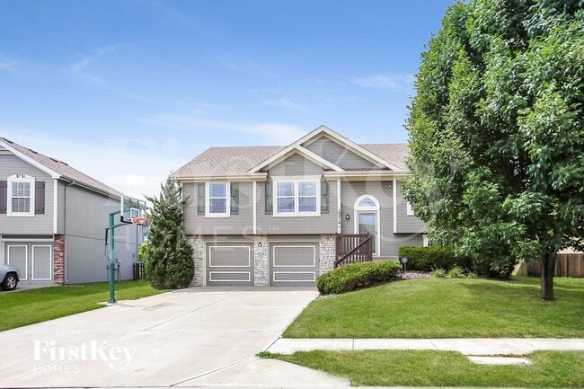 Building Photo - 10216 N Lewis Ave