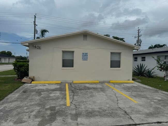 Foto del edificio - 1401 N J St