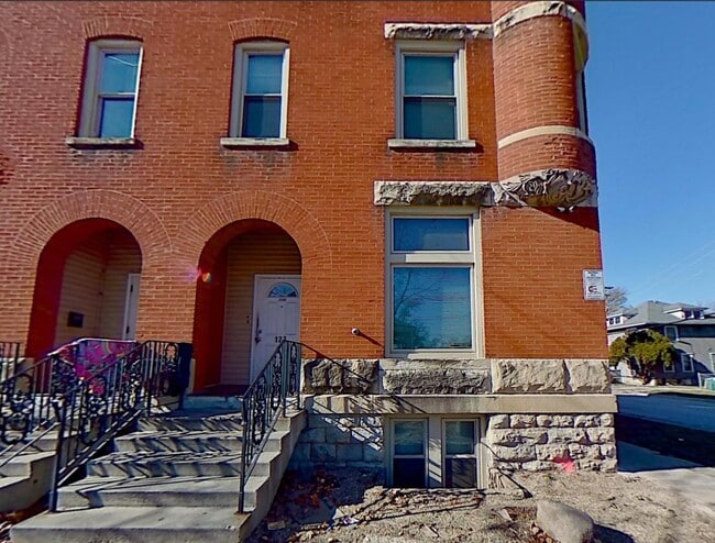 Building Photo - 113 N Hickory St