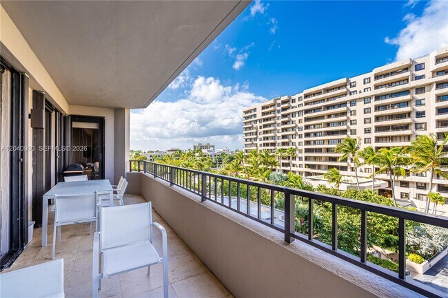 Foto del edificio - 201 Crandon Blvd