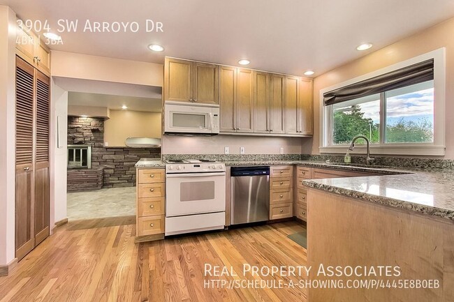 Building Photo - Pet friendly, 4 bed, 2.5 bath SFH in W.Sea...