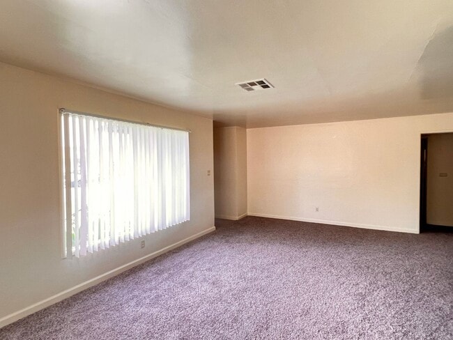 Building Photo - Central Bakersfield Home