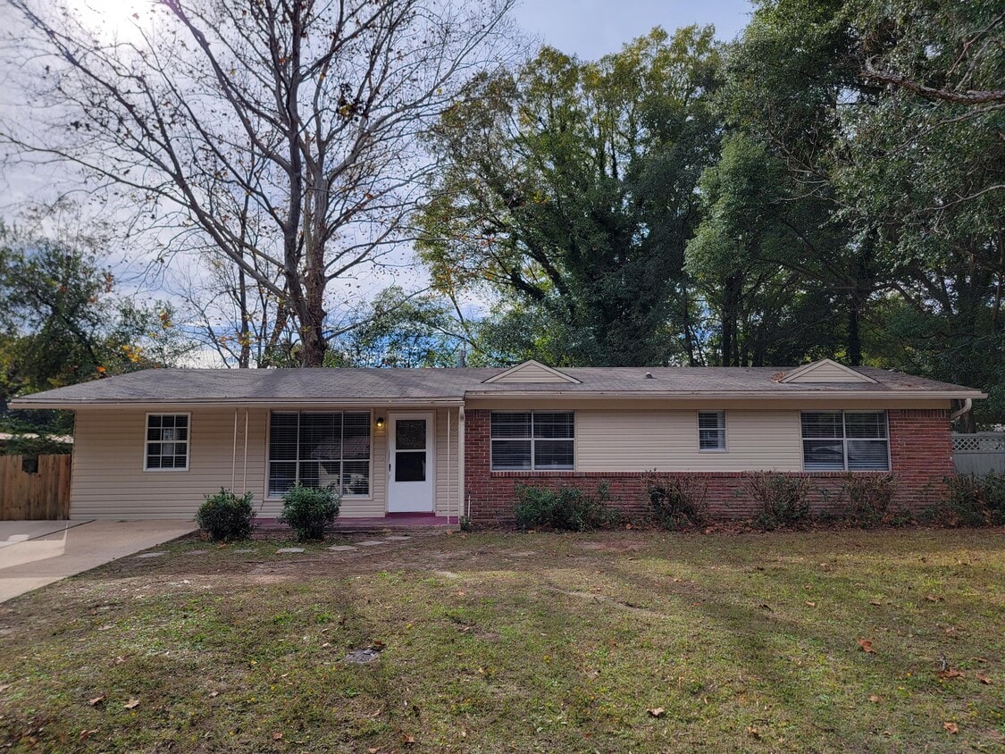 Primary Photo - 515 Tall Pines St