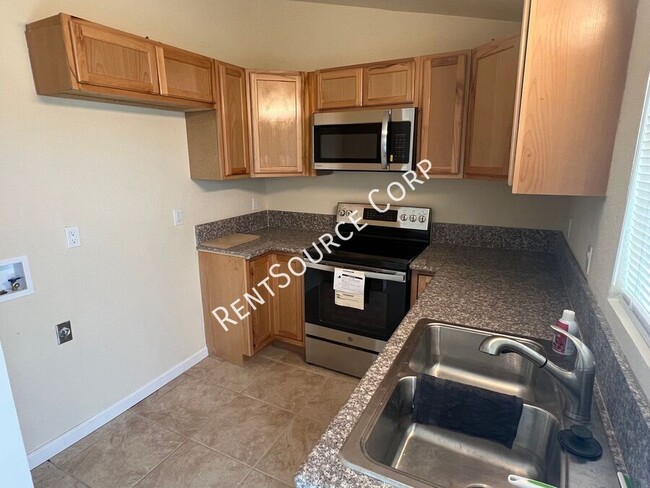 Building Photo - 2 Bedroom, 1 Bath Duplex For Rent in Calif...