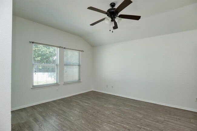 Foto del edificio - 7104 Wandering Oak Rd