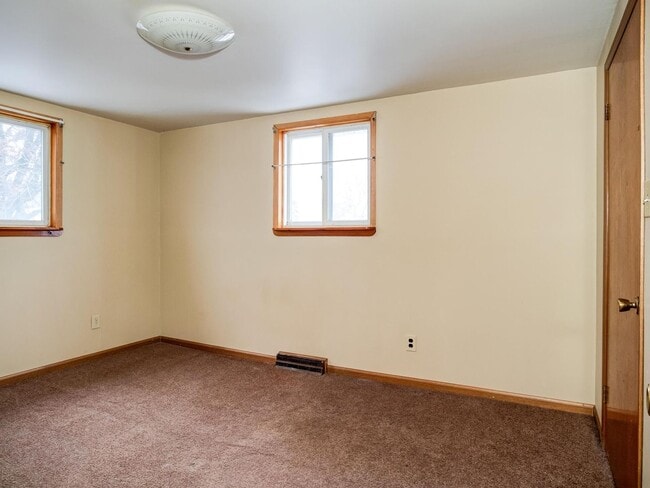Building Photo - 3 bedroom 2 bathroom House Central Valley ...