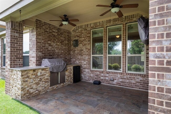 Building Photo - 28647 Maple Red Dr