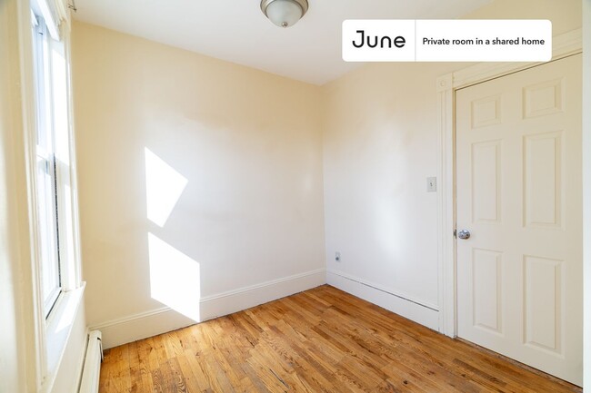 Foto del edificio - Private bedroom in 4 bed/1 bath Home