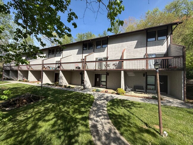 Foto del edificio - Laurelwood Apartments