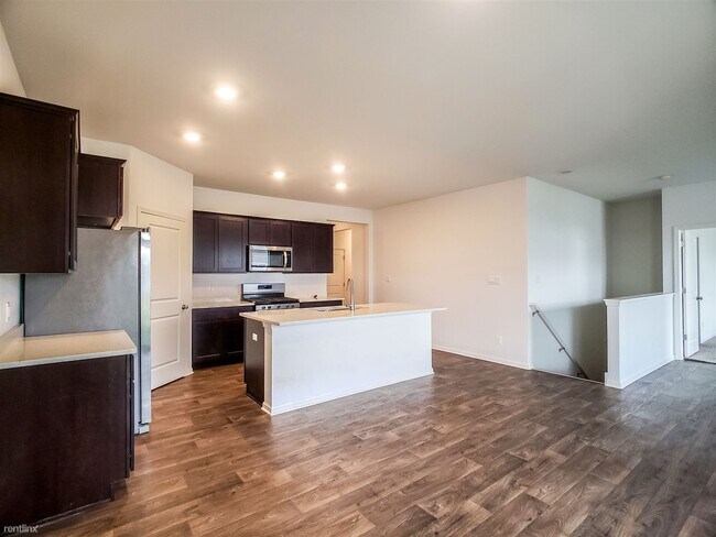 Building Photo - 4 br, 2.5 bath House - 7600 West 105th Place