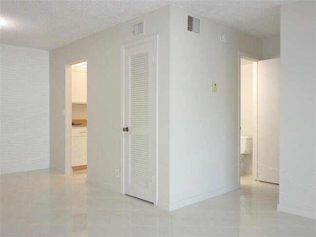 Foto del edificio - 6323 Bay Club Dr