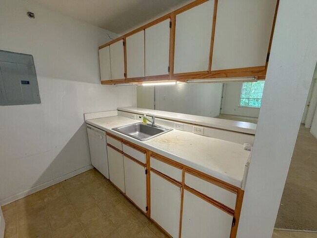 Foto del edificio - Top floor 4 bed 4 bath condo! On Wolfline, perfect for roommates!