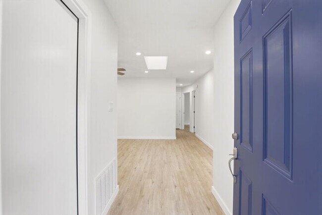Foto del edificio - Stunning Remodeled 3BR Duplex in Oviedo with Modern Upgrades