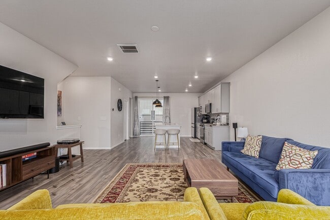 Building Photo - Immaculate, Well-Maintained 3 bed/3.5 Bath...