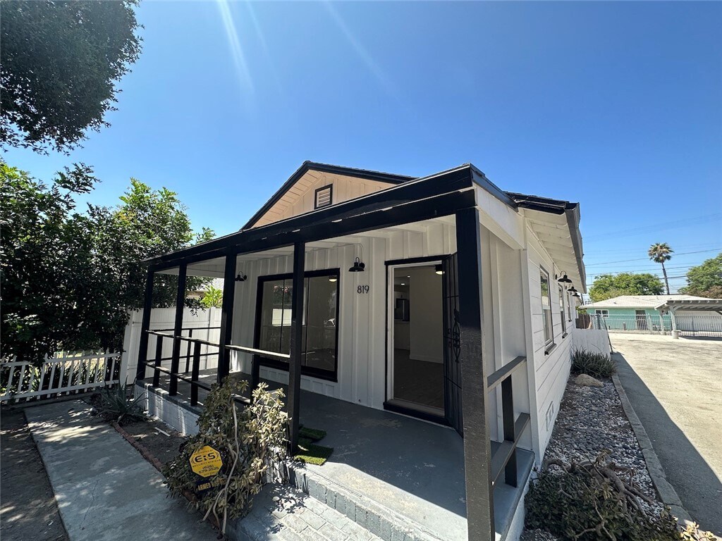 Primary Photo - 819 N San Gabriel Ave