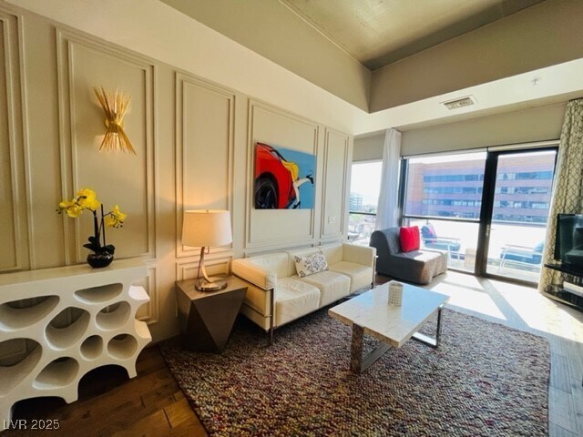 Foto principal - 353 E Bonneville Ave