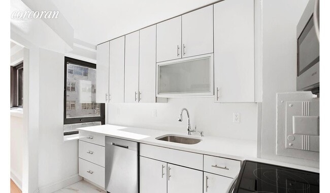 Building Photo - 25 E 83rd St