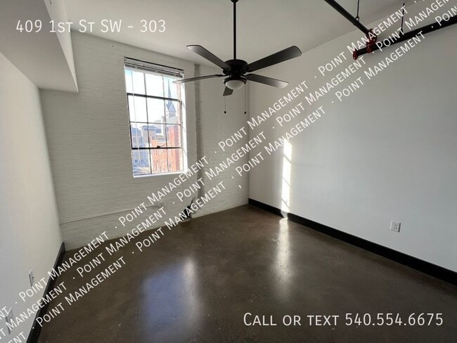 Building Photo - Updated 1 bedroom Downtown Roanoke! Laundr...