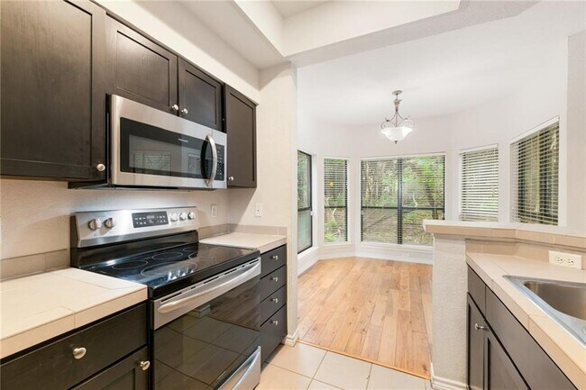 Foto del edificio - 4711 Spicewood Springs Rd