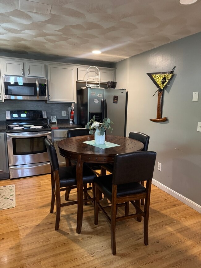 Building Photo - Spacious 2-Bedroom, 1.5-Bath Main-Floor Home in Providence
