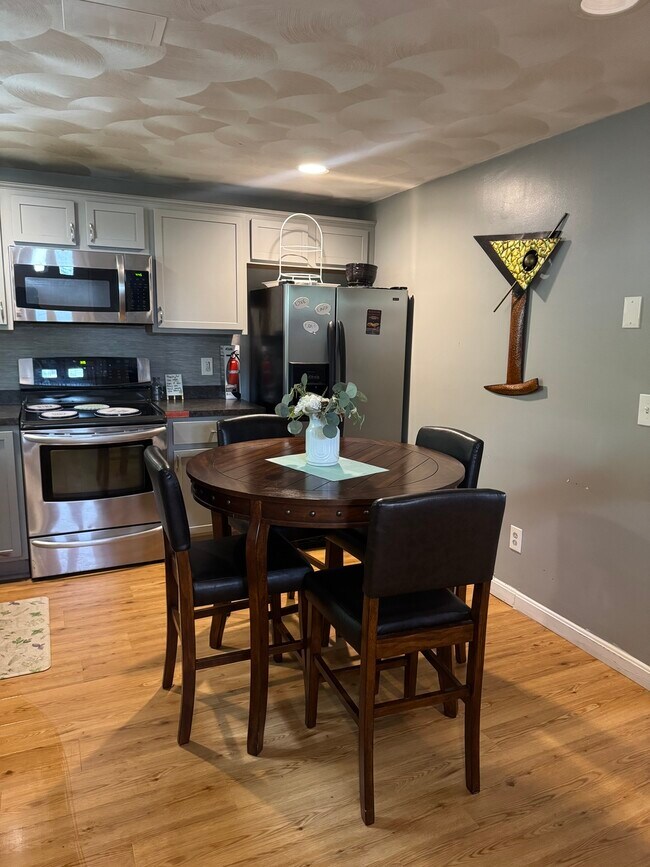 Foto del edificio - Spacious 2-Bedroom, 1.5-Bath Main-Floor Home in Providence