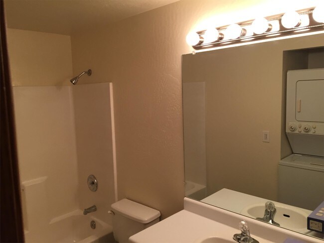 Foto del edificio - 825 E 10th St