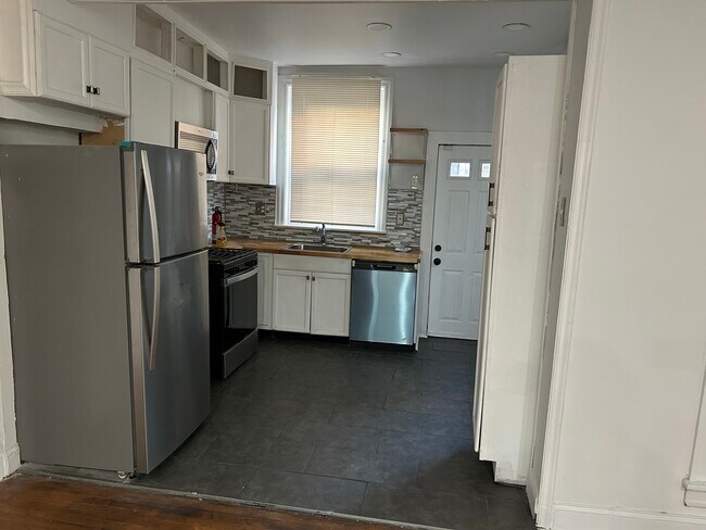 Kitchen - 1925 N Myrtlewood St