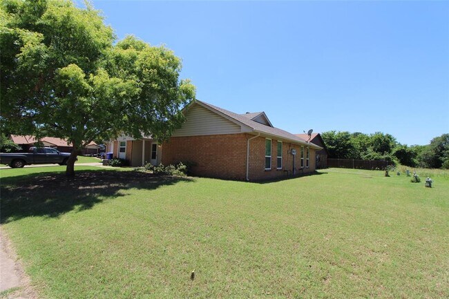 Foto del edificio - 211 Skylark Ct