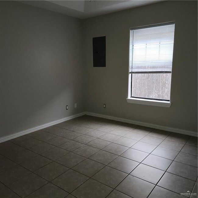 Building Photo - 1501 W Carmen Ave