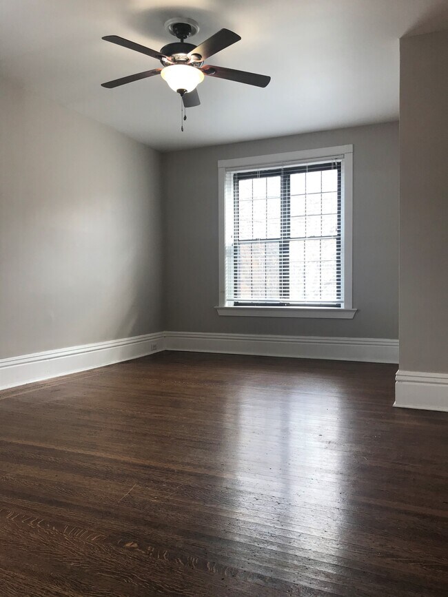 Big-spacious Living room w/ hardwood floors - 5819 5th Ave