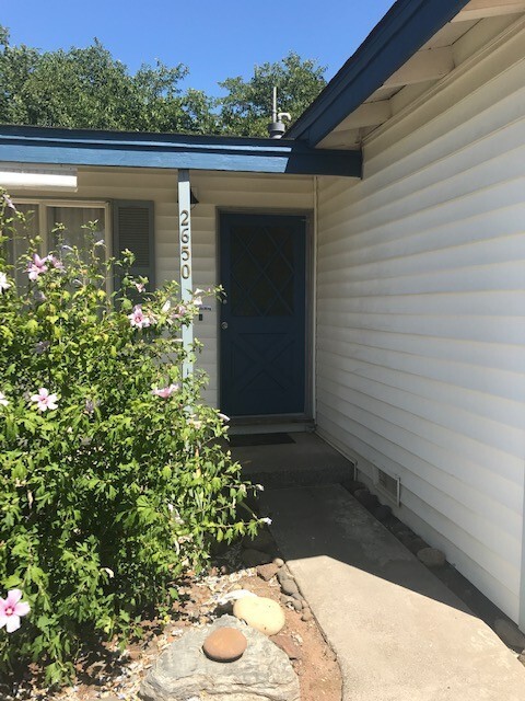 Building Photo - Newly Renovated Home! Charming Neighborhoo...