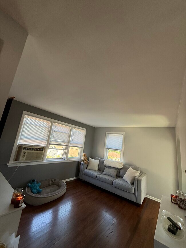 Foto del edificio - 1325 Clarence Ave