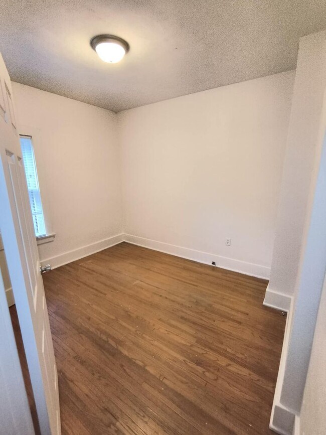 Building Photo - 1415 Kenyon Dr