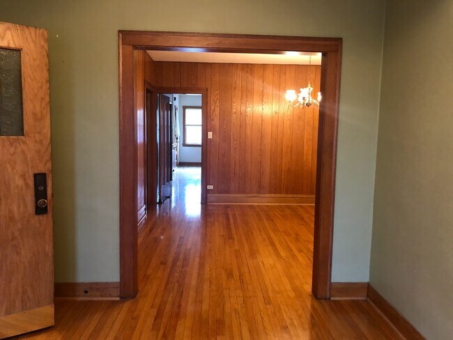 Habitación del frente - 4056 N Menard Ave
