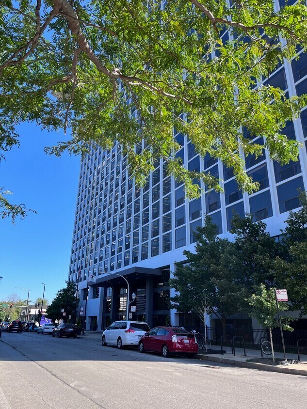 Building Photo - 4343 N CLARENDON Ave